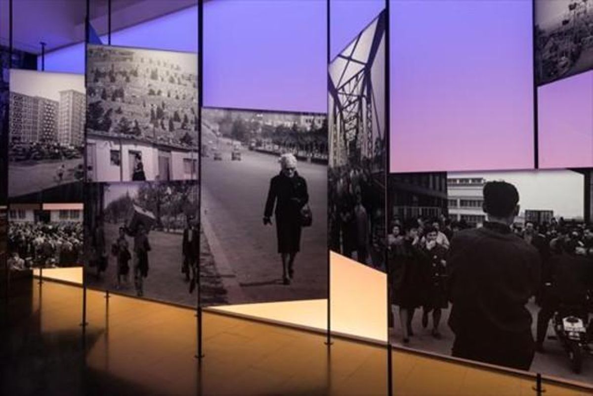 Diversos aspectes de l’exposició ’Miserachs Barcelona’ al Macba, on els habitants de la ciutat del passat semblen barrejar-se amb els visitants del present.