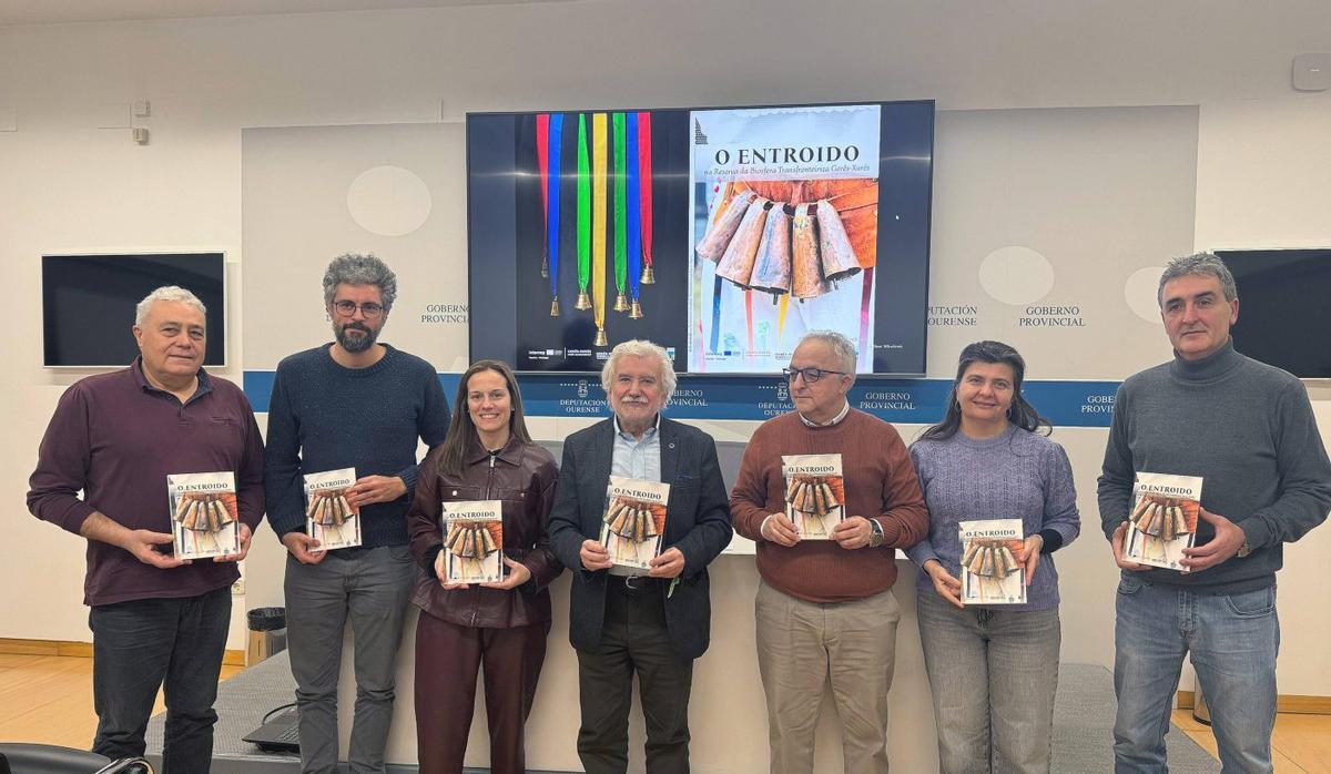 Autores y  entidades participantes, ayer,  en la presentación del libro en la Diputación de Ourense. | FDV