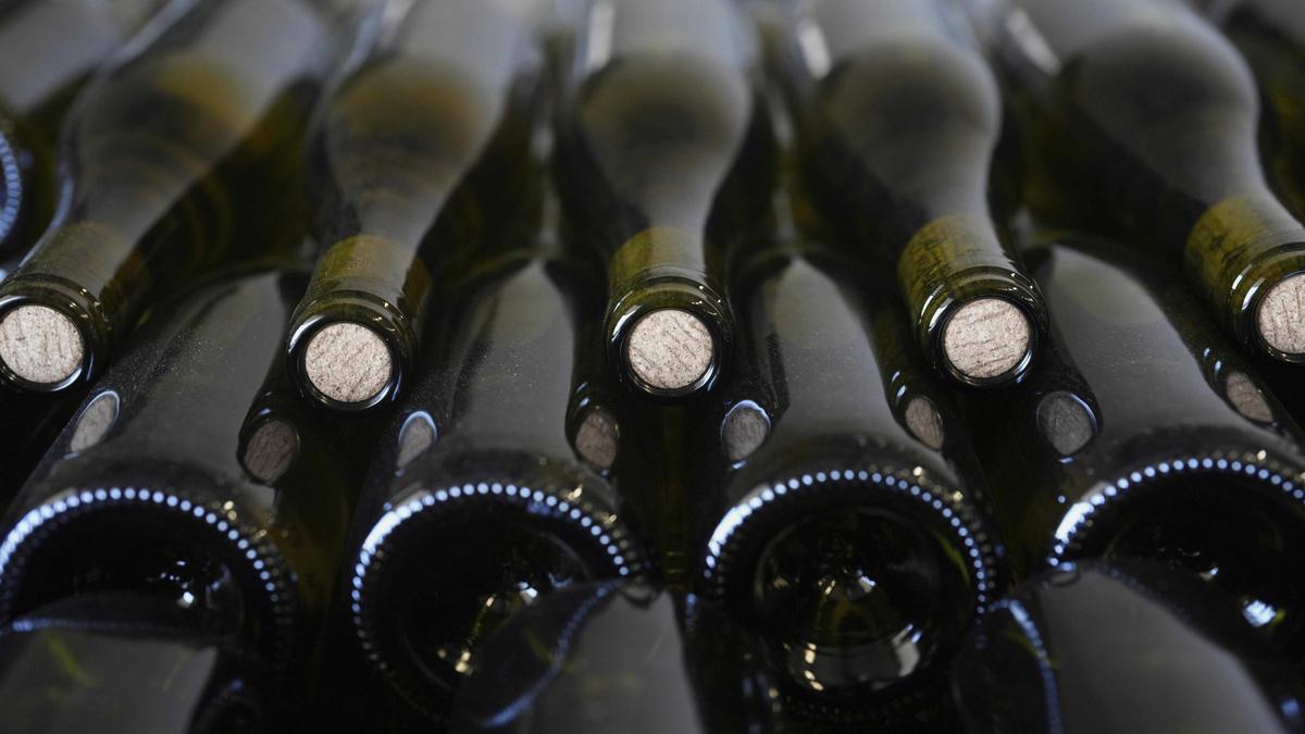 Botellas de vino francés en una bodega en Chablis, en el este de Francia.