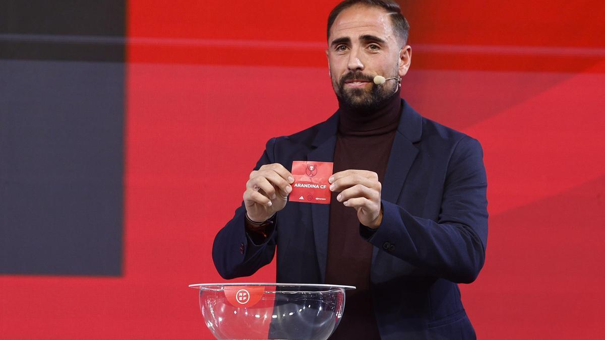 El futbolista del Arandina Jorge González 'Pesca' muestra la tarjeta del su equipo en el sorteo de la Copa.