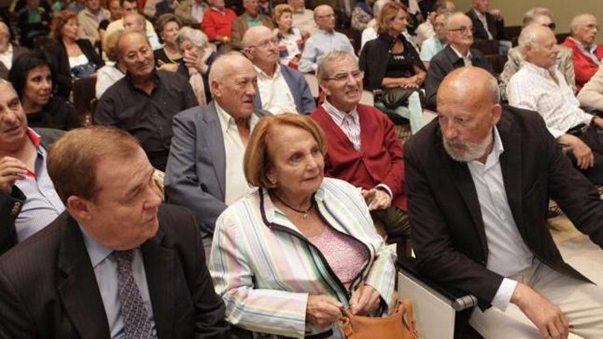 En primer término, por la izquierda, el presidente de FADE, Severino García Vigón; la exalcaldesa, Paz Fernández Felgueroso y el edil Justo Vilabrille, entre el público que asistió ayer al coloquio.