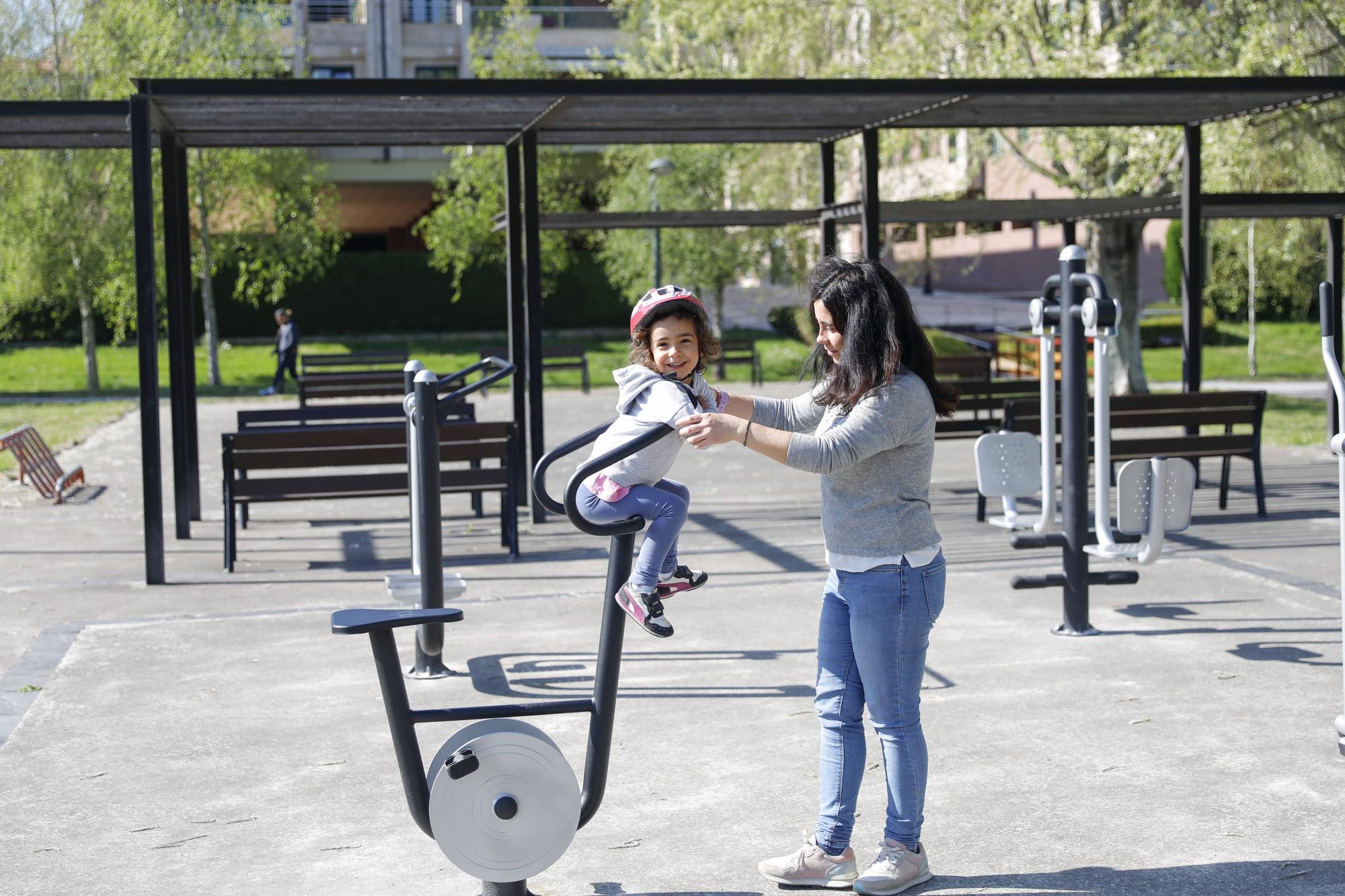 En imágenes: Nuevas diversiones en los parques de Gijón: así disfrutan los pequeños de las novedades en las zonas infantiles