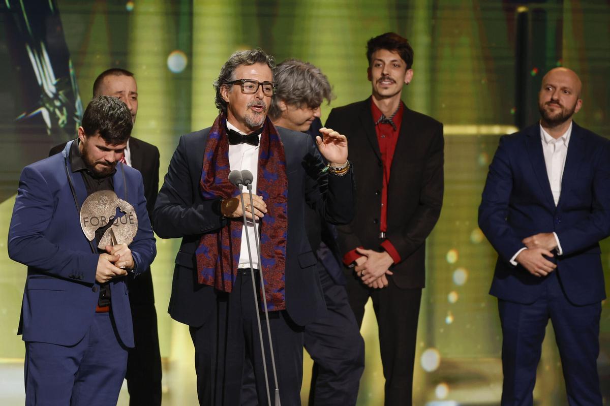 MADRID, 13/12/2025.- Los realizadores del cortometraje ´Ángulo Muerto´ tras recibir el premio a ´Mejor cortometraje´ durante la gala de la 31 edición de los Premios Forqué que se celebra este sábado en el Ifema de Madrid. EFE/Mariscal.