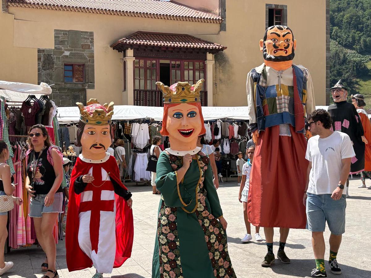 Gigantes y cabezudos animan Cangas del Narcea Gigantes y cabezudos animan Cangas del Narcea