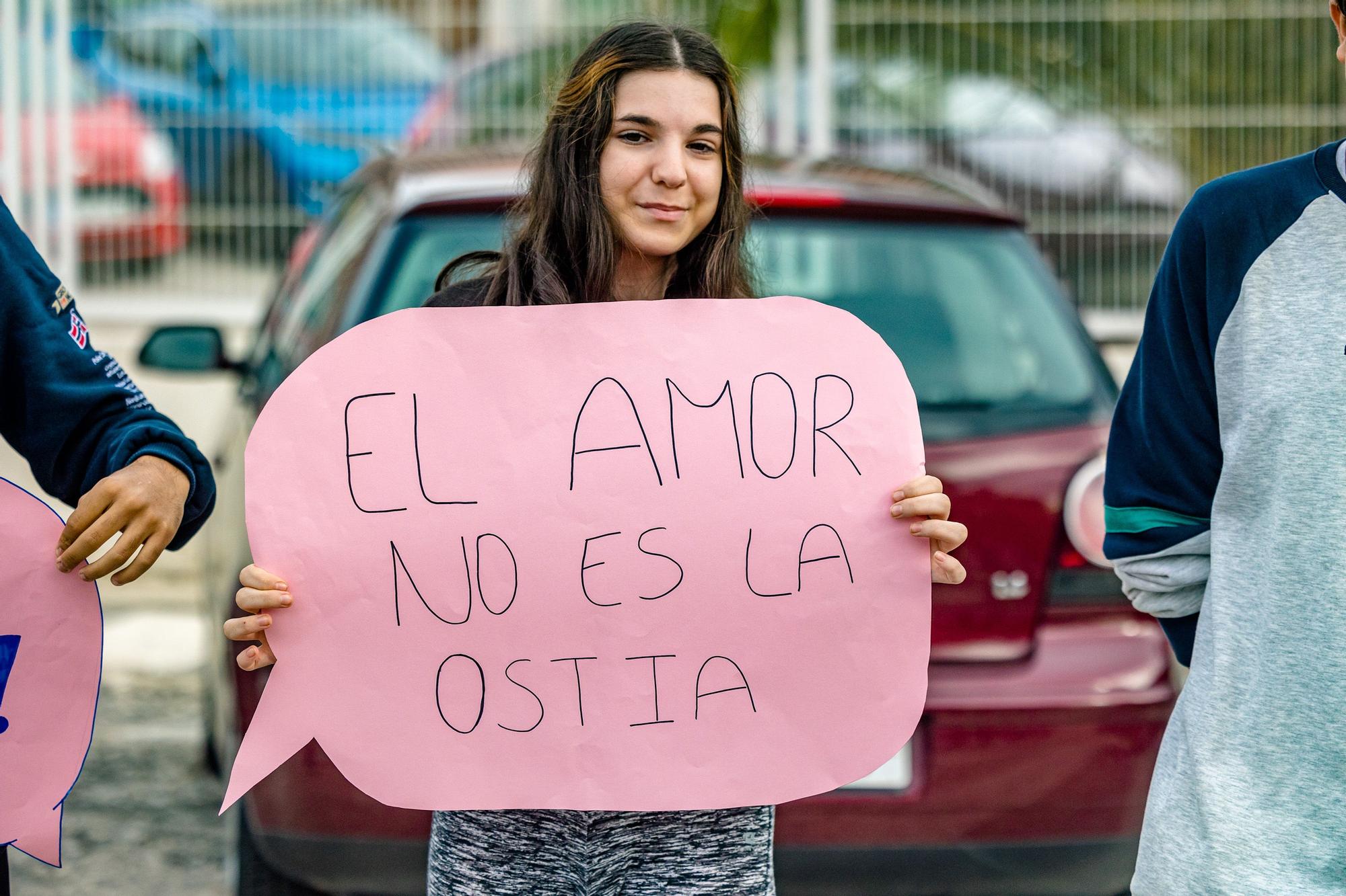 Alumnos de los institutos de Benidorm forman una "Cadena Humana" en la zona escolar del Salt de l'Aigua contra la violencia de género