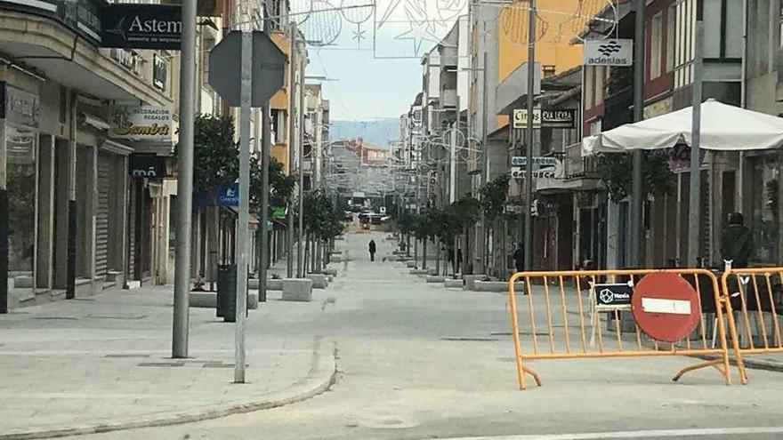 La peatonalizada calle Castelao, con el alumbrado ya instalado. // Muñiz