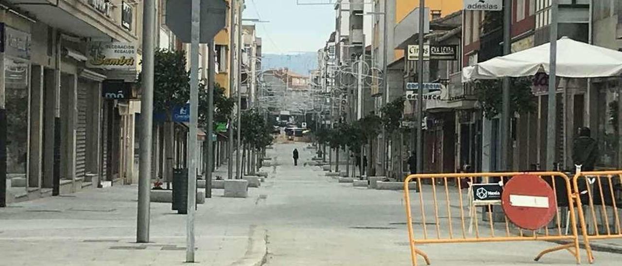 La peatonalizada calle Castelao, con el alumbrado ya instalado. // Muñiz