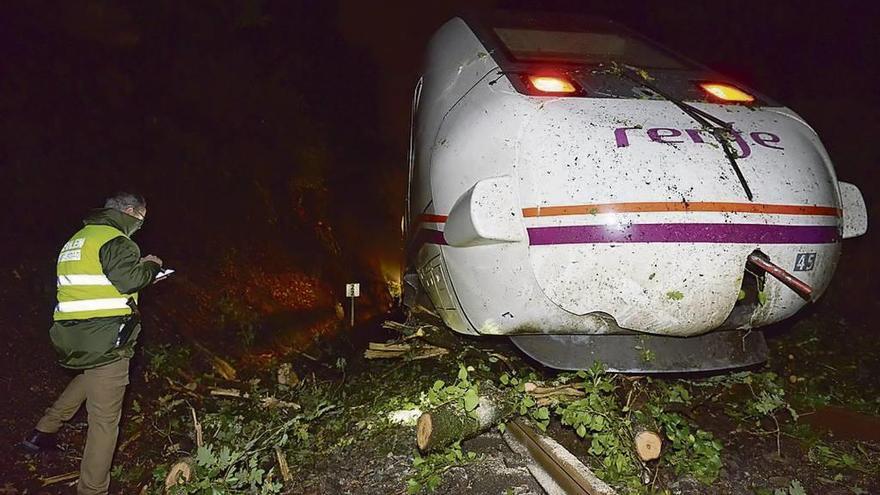 El tren accidentado, tras chocar con el árbol.