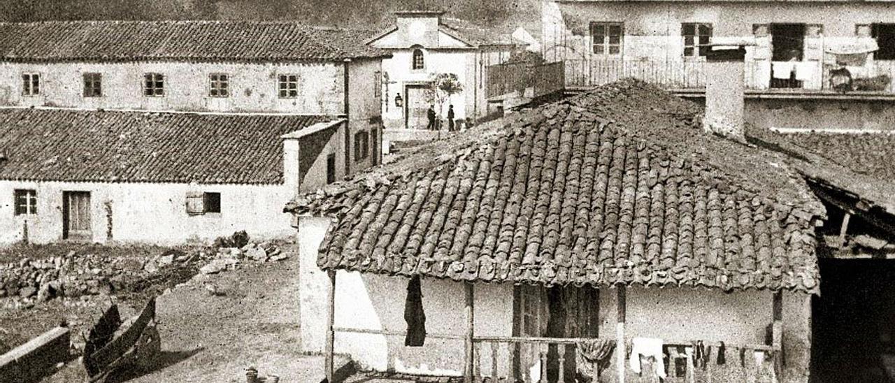 Ao fondo, a antiga capela da Virxe das Dores na actual Praza de Loriga, fotografada por Ramón Aller Ulloa desde a galería da casa familia, hoxe museo. A imaxe procede dunha placa dos fondos do museo.