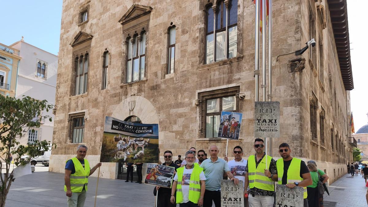 Taxistas protestando este viernes ante el Palau de la Generalitat
