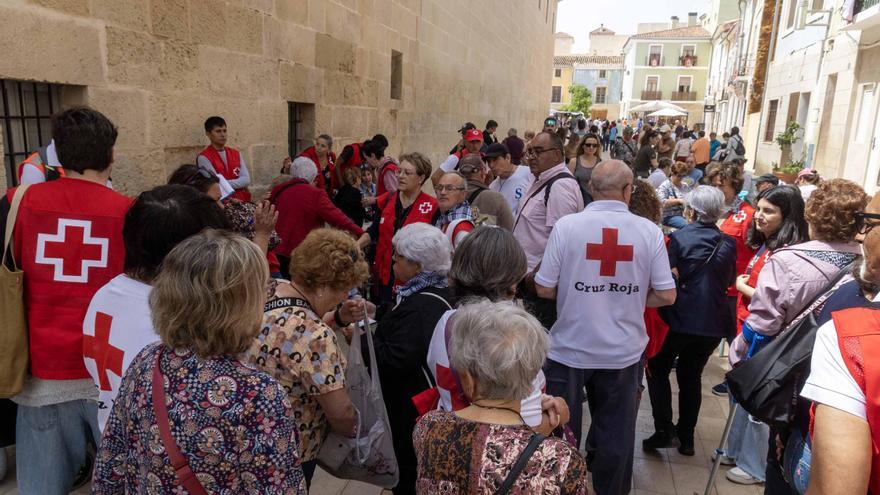 Voluntarios de Cruz Roja acompañan un año más a personas mayores para que disfruten de la Santa Faz