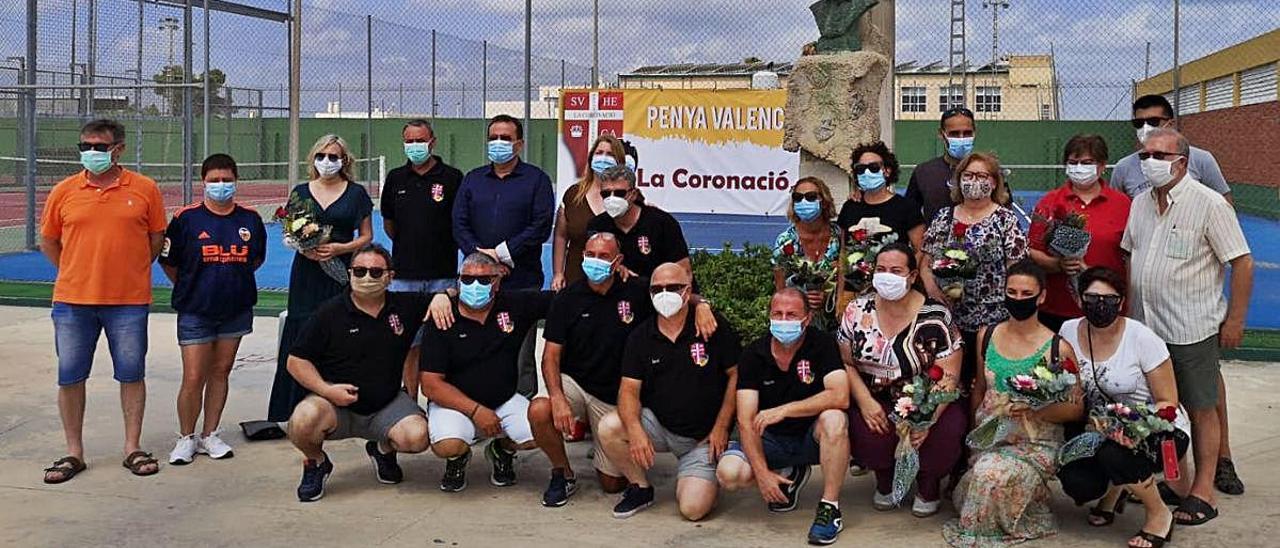 Autoridades, peñistas y familiares de Puchades ante el busto erigido al gran futbolista.