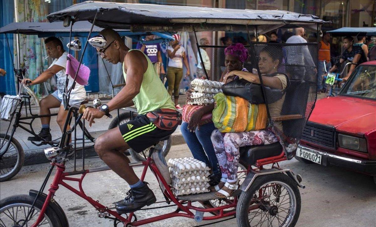 zentauroepp46164950 a bicycle taxi driver gives a ride to women who just bought 191107182827