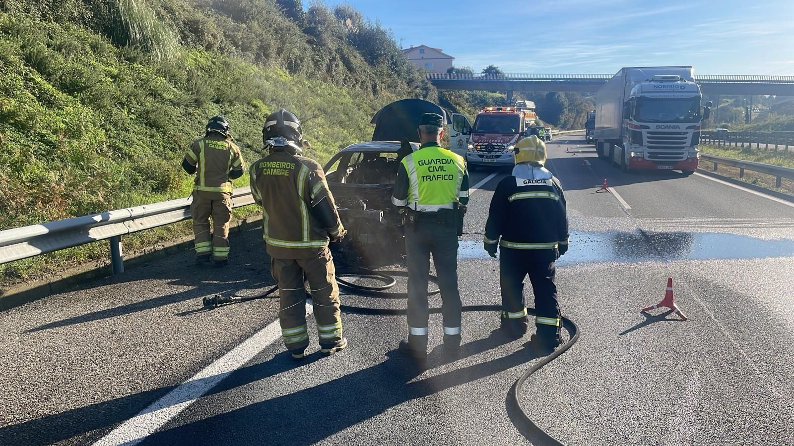 Tres kilómetros de atasco en la AP-9 al arder un coche a la altura de Cambre