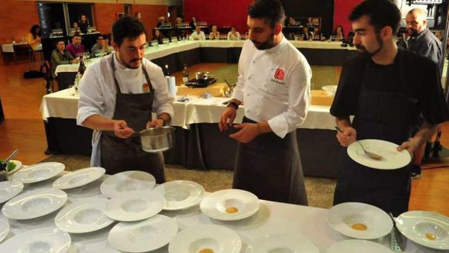 La exhibición de cocina atlántica maridada con albariño que se organizó el domingo pasado en la bodega Martín Códax. // Iñaki Abella