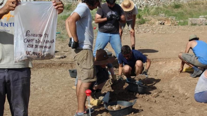 Los investigadores, en el campamento militar.