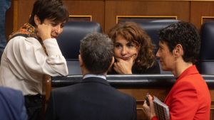 (I-D) La ministra de Vivienda, Isabel Rodríguez; el ministro de la Presidencia, Relaciones con las Cortes y Justicia, Félix Bolaños, la vicepresidenta primera y ministra de Hacienda, María Jesús Montero y la ministra de Inclusión, Seguridad Social y Migra