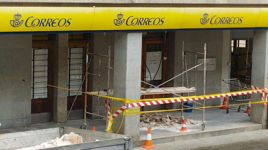 Obras en la entrada de Correos por deficiencias en el techo. |   // LA OPINIÓN