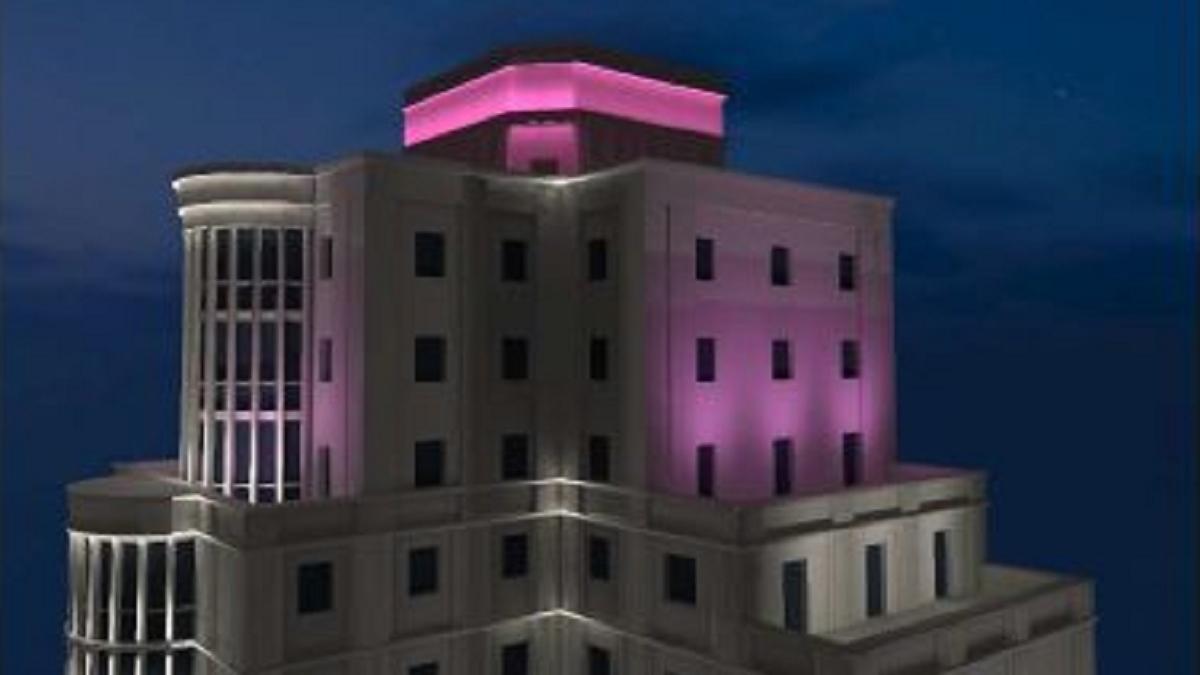 Iluminación colorista proyectada por la Xunta para la cúspide de la Ciudad de la Justicia