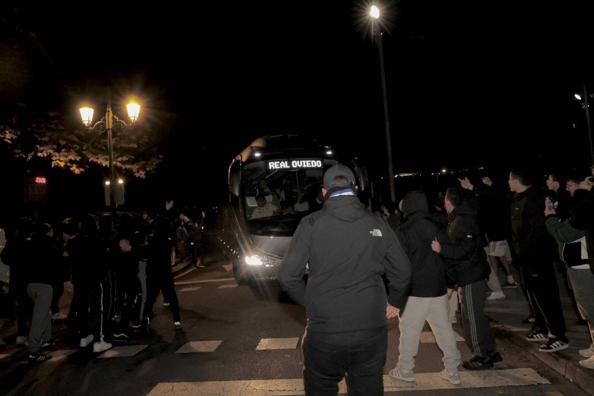 Hinchas oviedistas muestran su enfado a la llegada del Oviedo tras la derrota en  Sevilla y la destitución de Carrión.