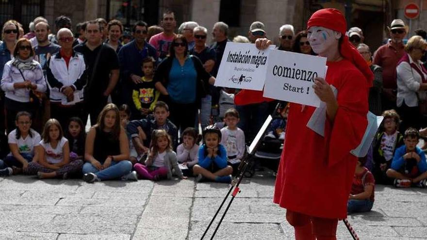 El mago japonés Kamimaro ofrece su espectáculo de calle en la Plaza Mayor.