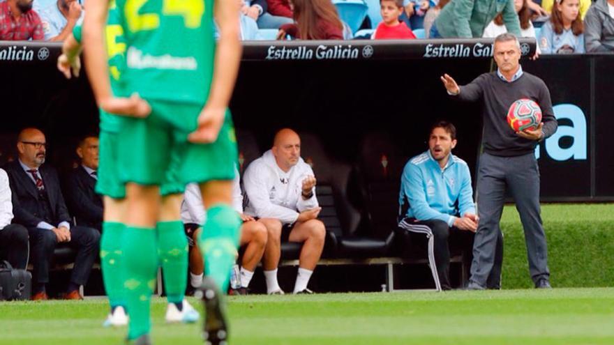 Fran Escribá da instrucciones a sus jugadores desde el banquillo de Balaídos. // José Lores