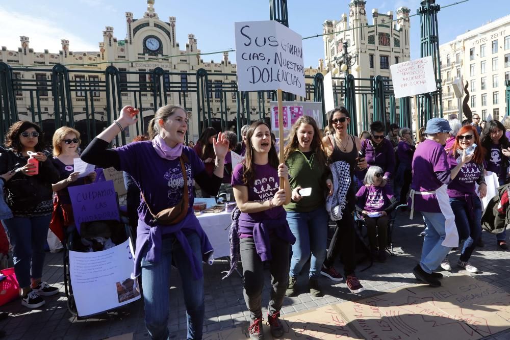 Manifestantes recorren la calle Colón.