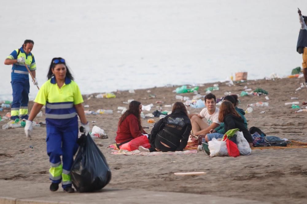 Así quedaron las playas tras la Noche de San Juan.