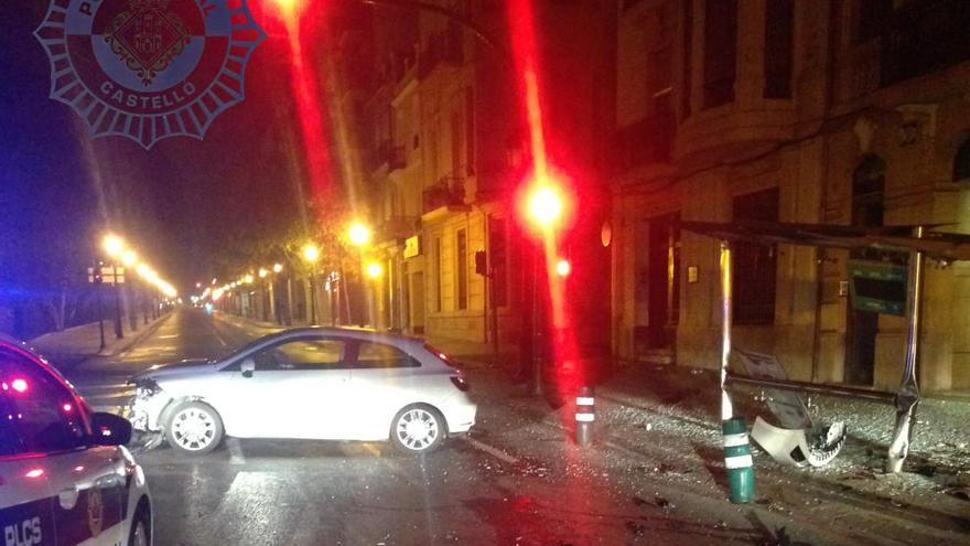 Un conductor ebrio choca contra una parada de autobús en la plaza Independencia