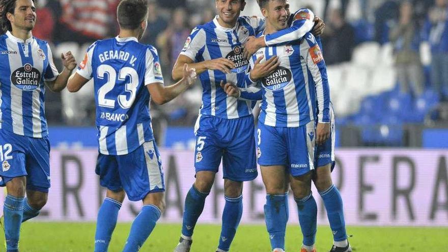 Somma, Gerard y Mosquera abrazan a Saúl en el gol del lateral el miércoles en el Teresa Herrera.