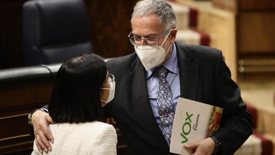 El diputado de Vox Juan Luis Steegmann junto a la exministra de Sanidad, Carolina Darias.