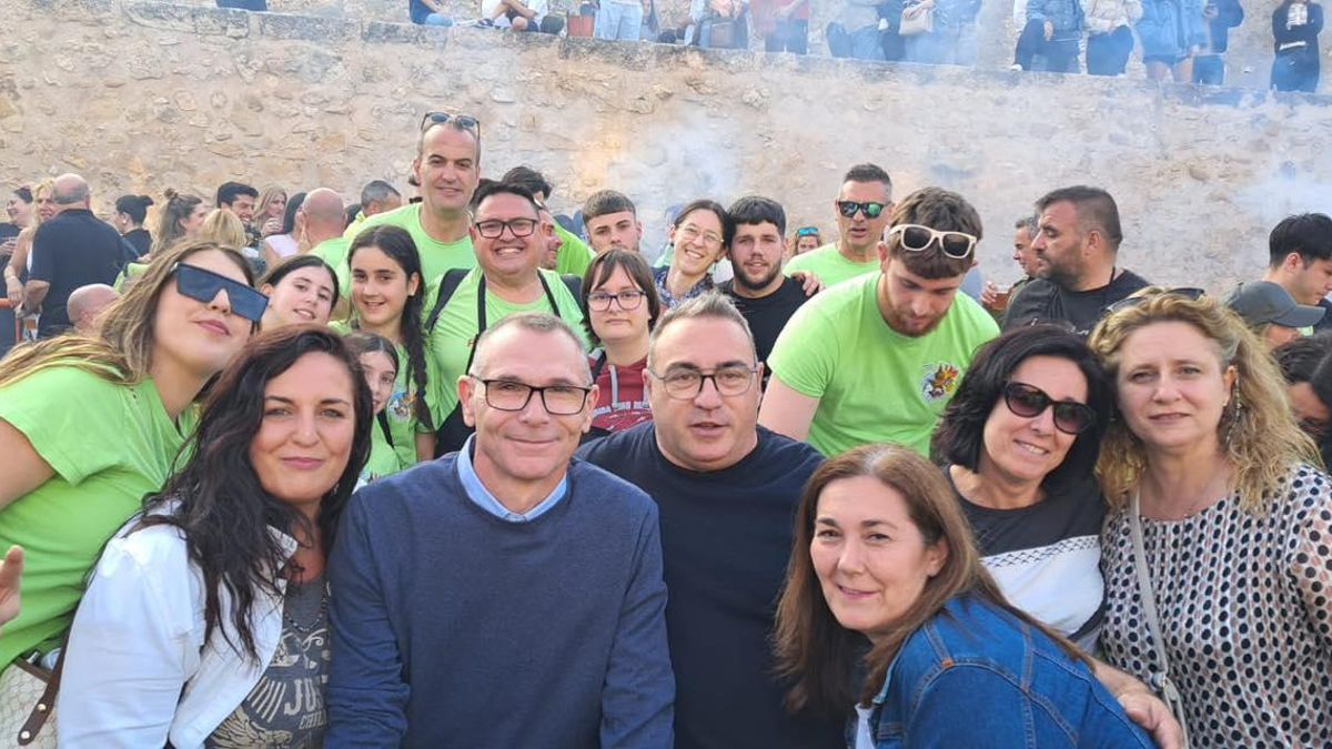 Toni Pons, en el medio, en la celebración del 1 de mayo en Burjassot con sus compañeros del PP.