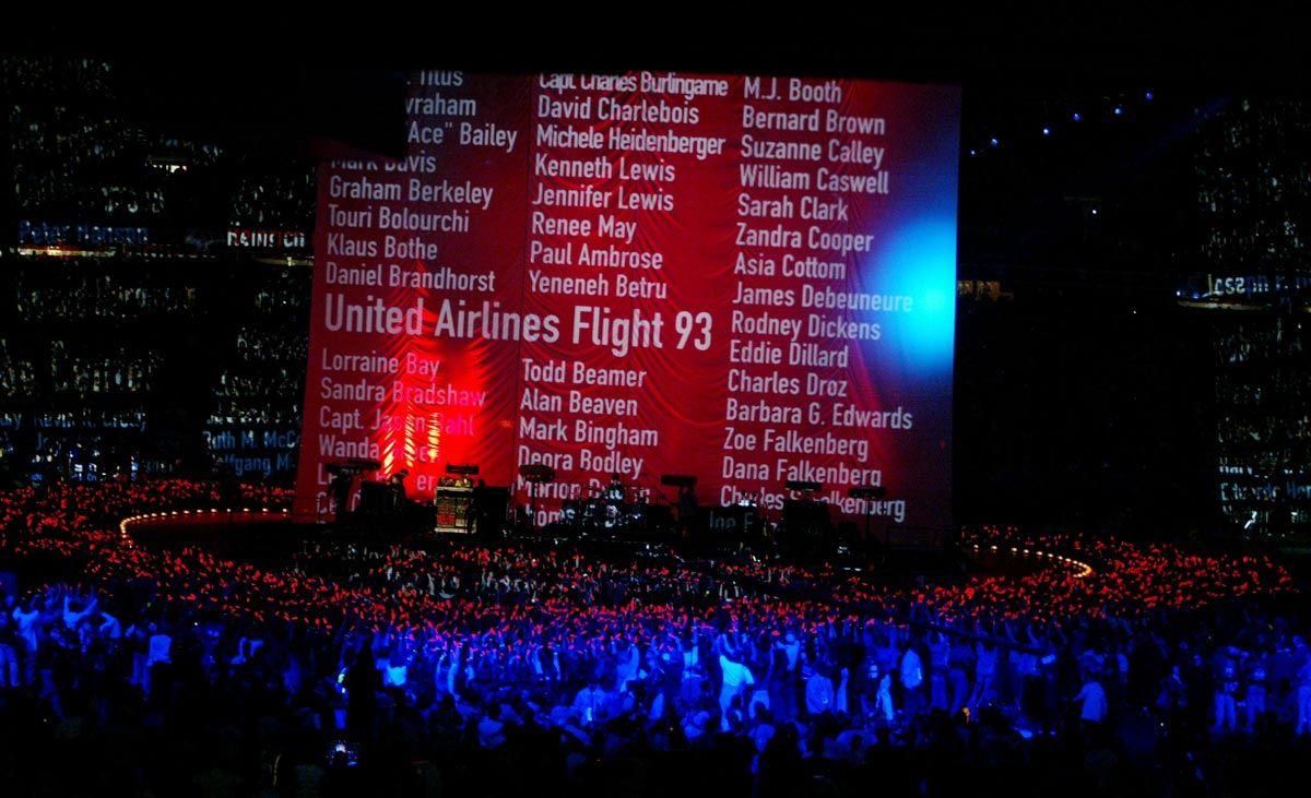 El homenaje de U2 a las víctimas del atentado del 11-S en el espectáculo de la Super Bowl 2002