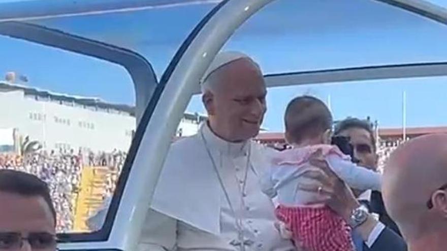 Siete Palmas recibe con una gran ovación al papa León XIV an