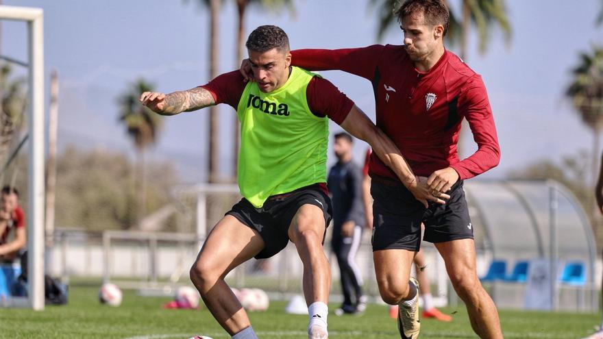 Carlos Isaac, a la izquierda, pugna con Yoldi durante una sesión de esta semana.