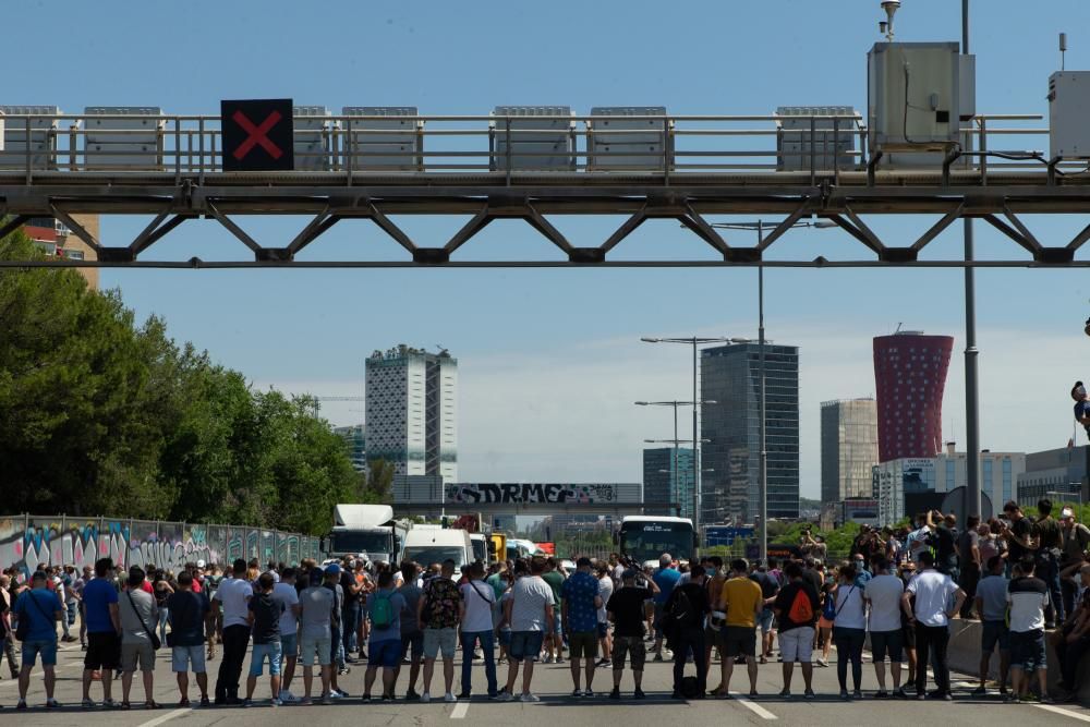 Trabajadores de la planta de Nissan en la Zona Franca de Barcelona protestan ante el cierre