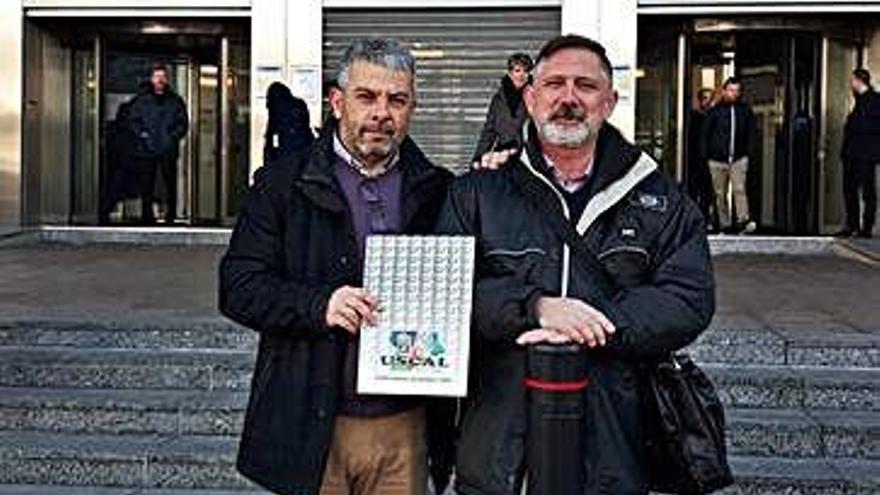 José Gómez Fernández, a la izquierda, junto a su compañero Juan Luis Rodríguez Modrego, durante su estancia en Bruselas para denunciar la situación de los funcionarios interinos.