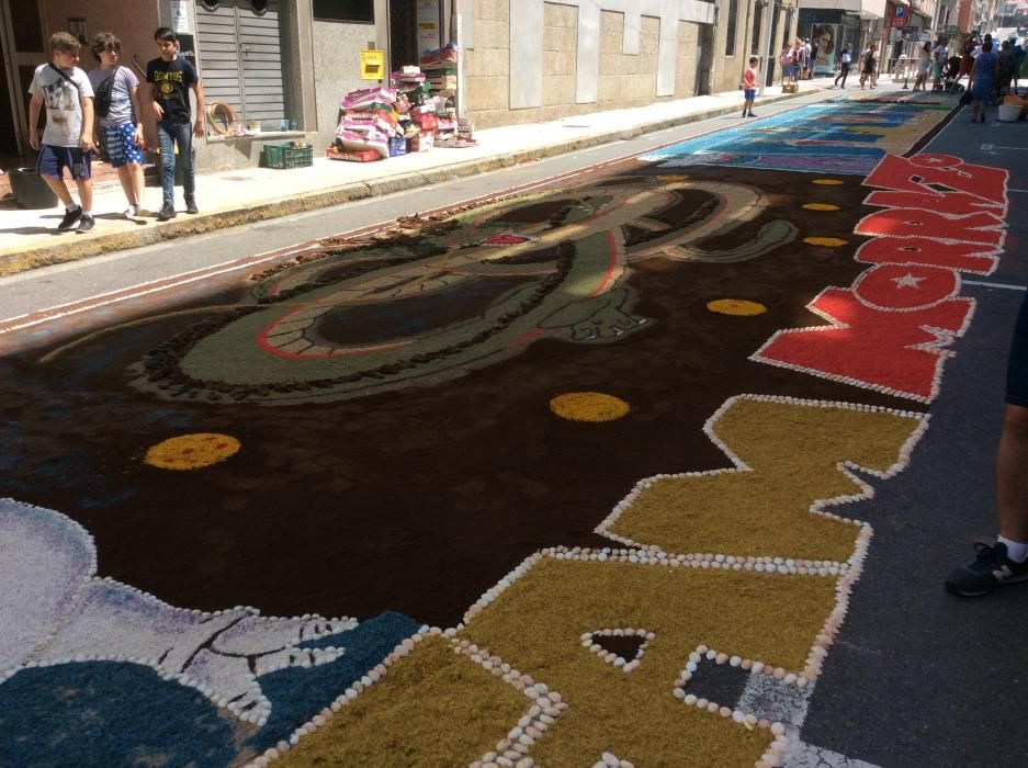 Cuando aún quedan varias horas para la procesión del Corpus las calles de Bueu ofrecen ya su mejor aspecto