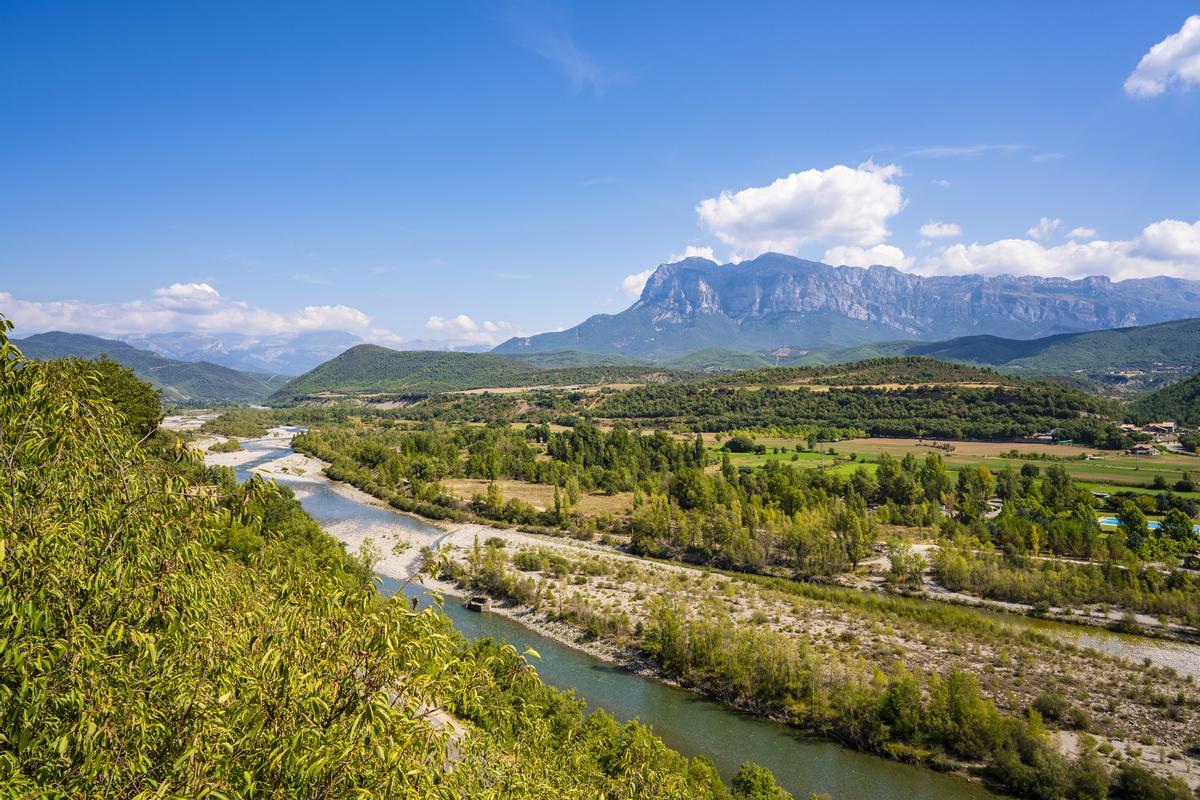 Aínsa se levanta sobre la confluencia de los ríos Cinca y Ara