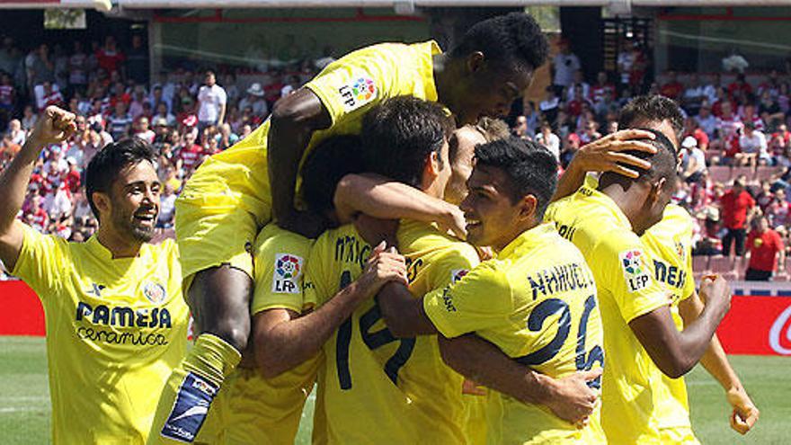 Los jugadores del Villarreal celebran el segundo gol.