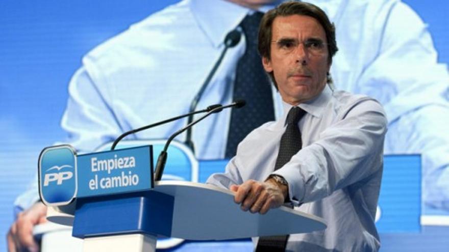 Aznar acusa al PSOE de "mendigar" y "suplicar" a ETA su final