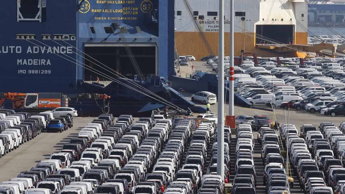 Coches fabricados por Stellantis en Vigo, en la terminal Ro-Ro de Vigo listos para su exportación en barco.