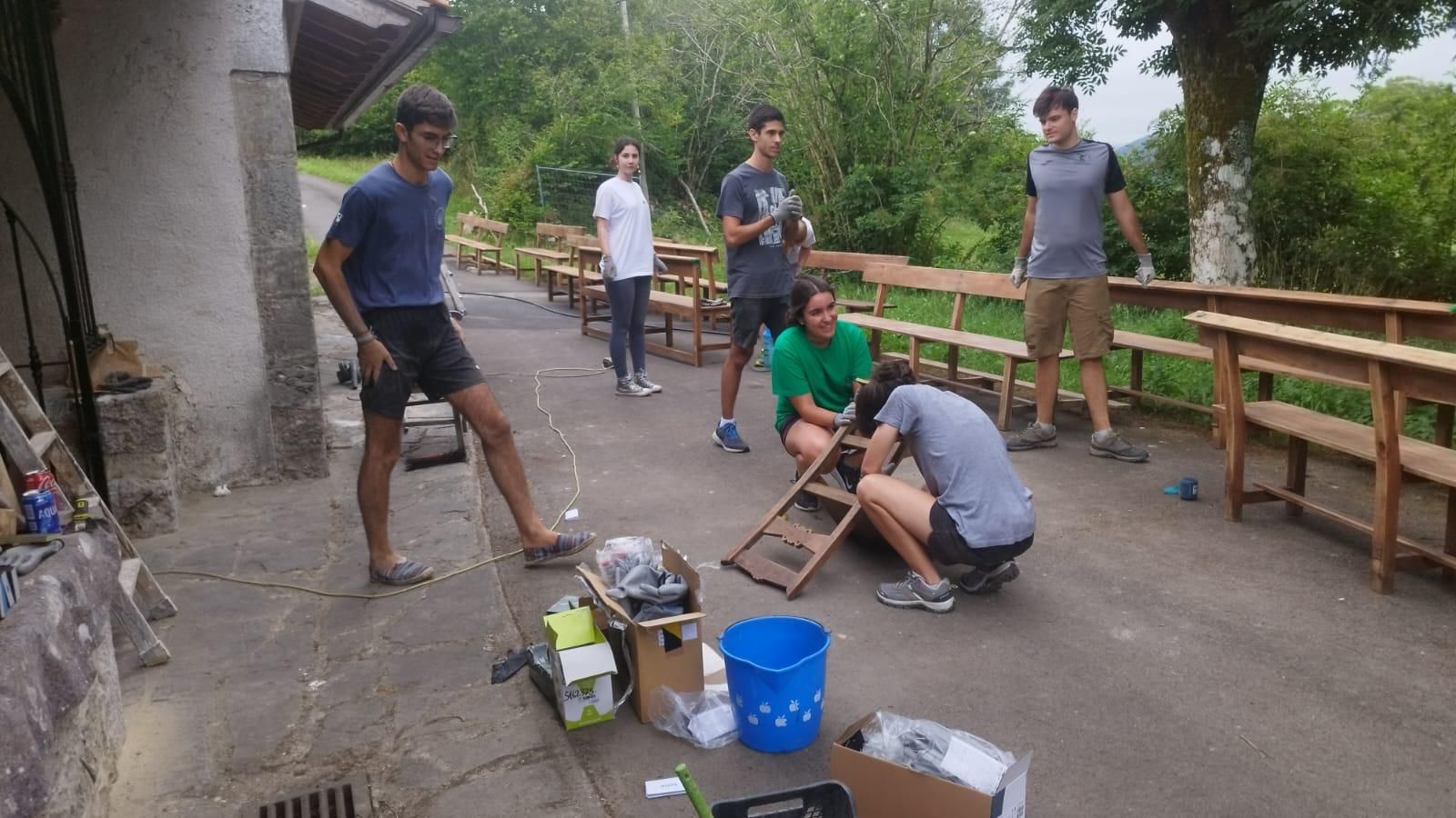 Más de medio centenar de jóvenes voluntarios de Madrid ayudan a recupera el patrimonio de Cabrales