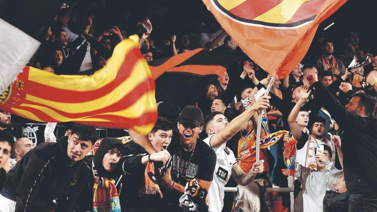 Una imagen de la grada de animación de Mestalla durante el Valencia - Sevilla