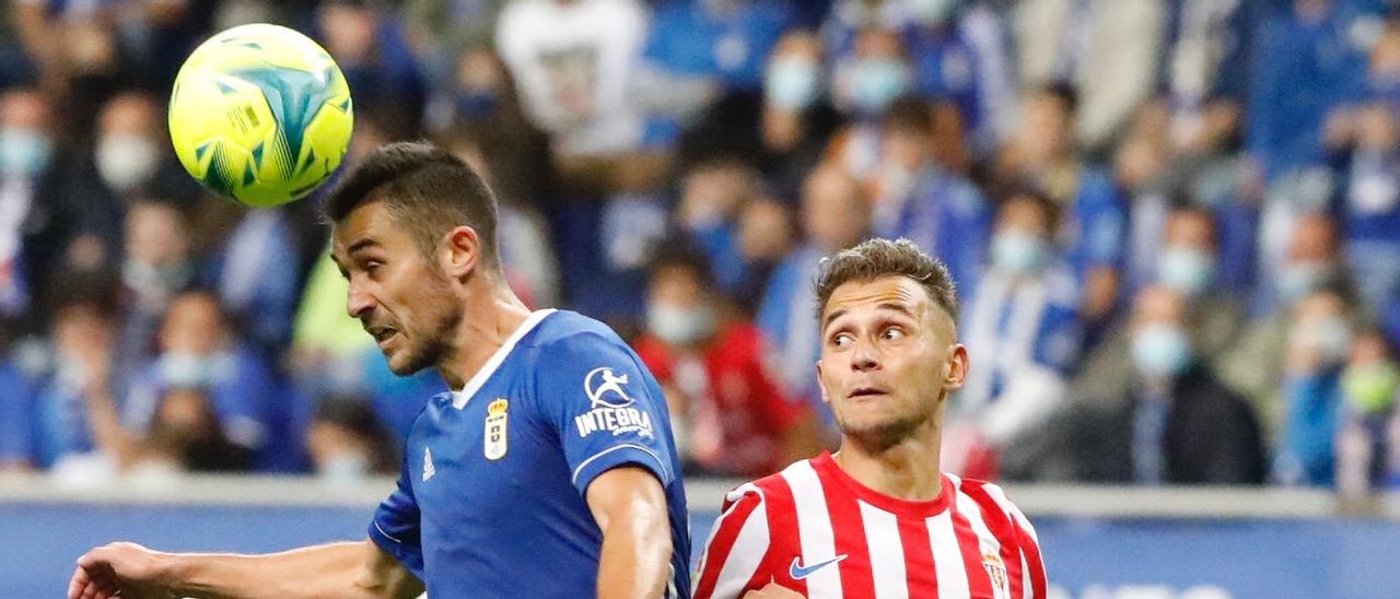 Fran Villalba, junto a Lucas Ahijado en el derbi asturiano