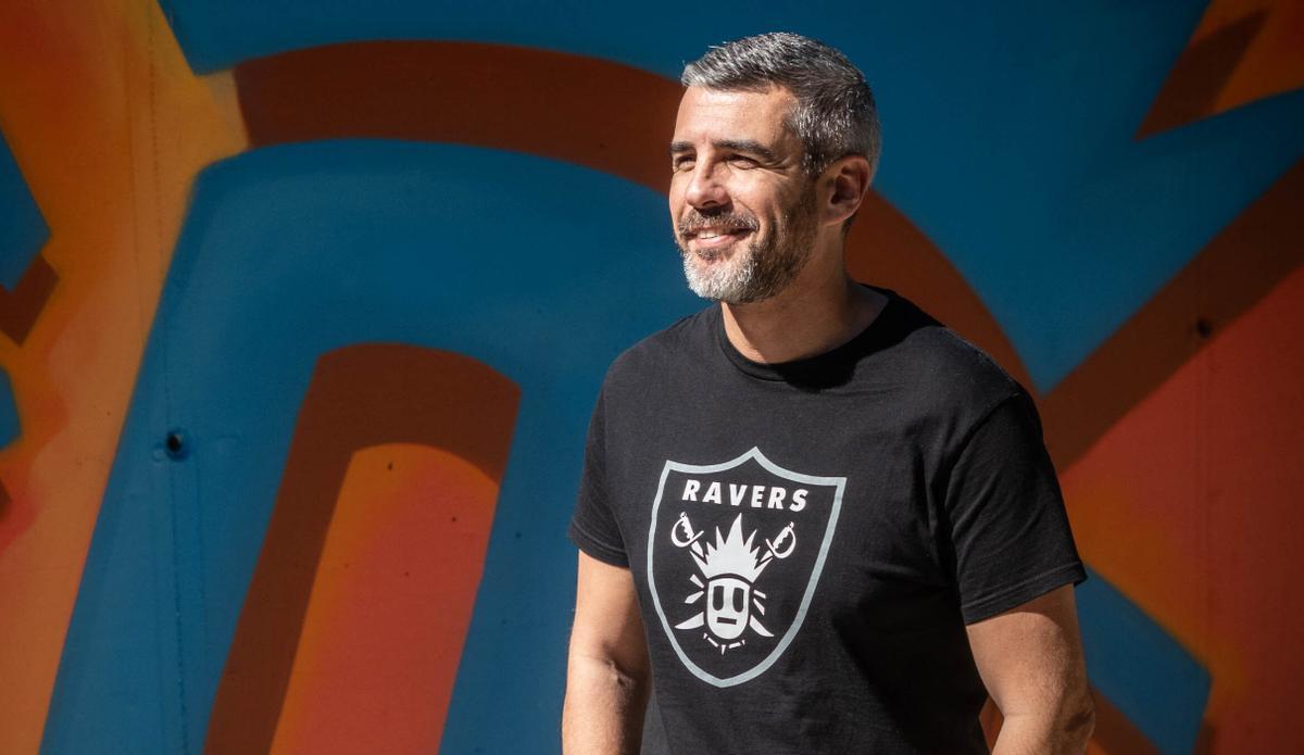 DJ Jonay ante un mural pintado en su honor en Santa Cruz de Tenerife.