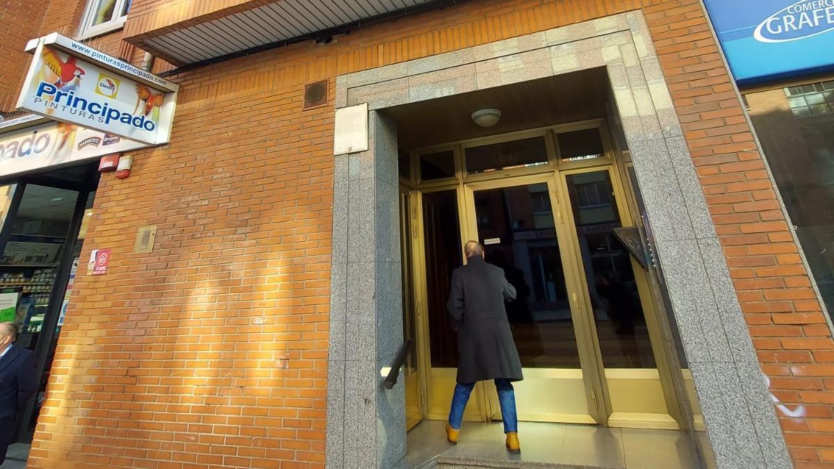 El portal de Oviedo en el que tuvo lugar el asesinato de la niña de 14 años