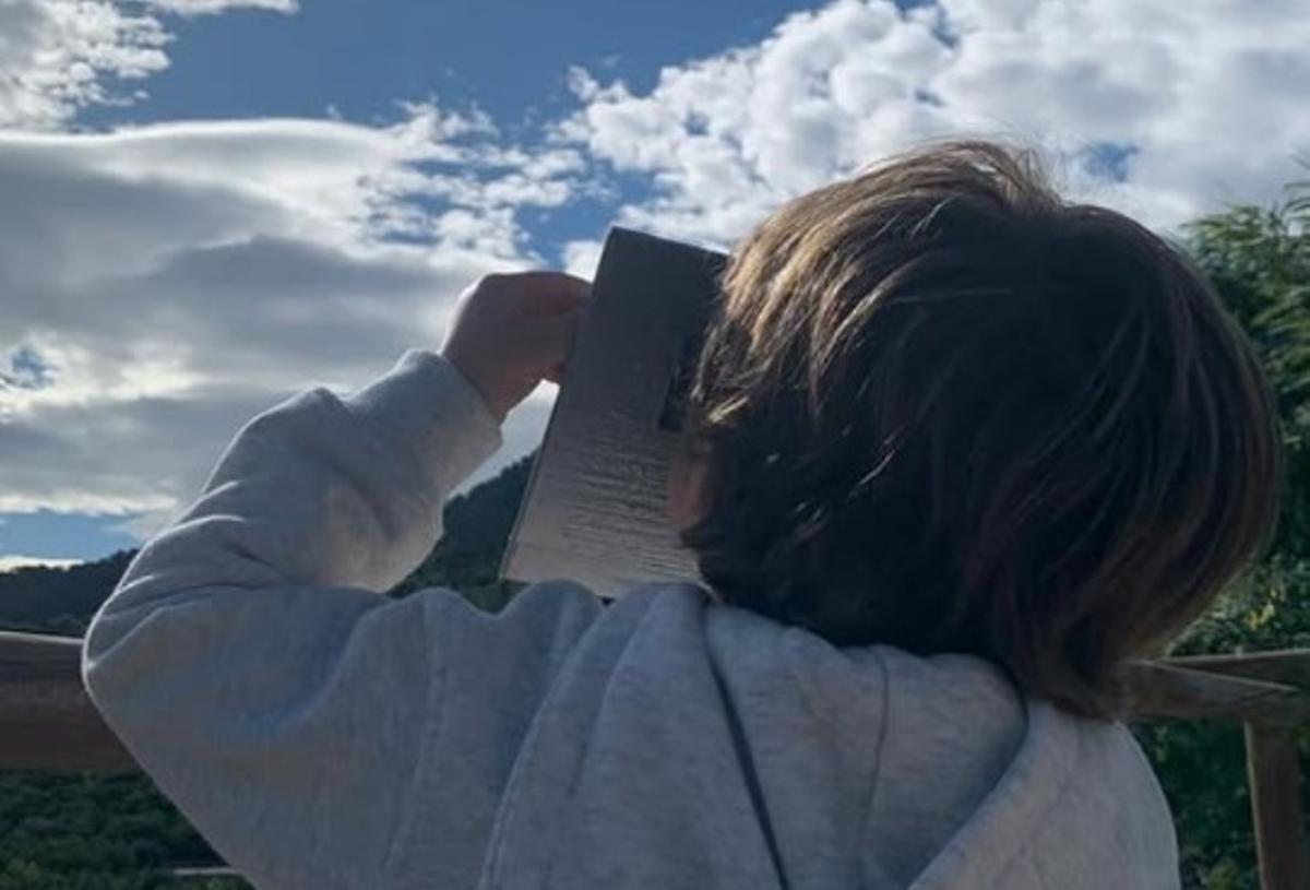 Un niño mirando al sol.