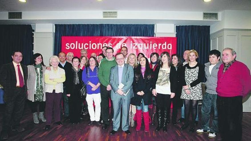 Alejandro Cueli y Jesús Iglesias, en el centro, junto a los integrantes de la candidatura de IU de Avilés.