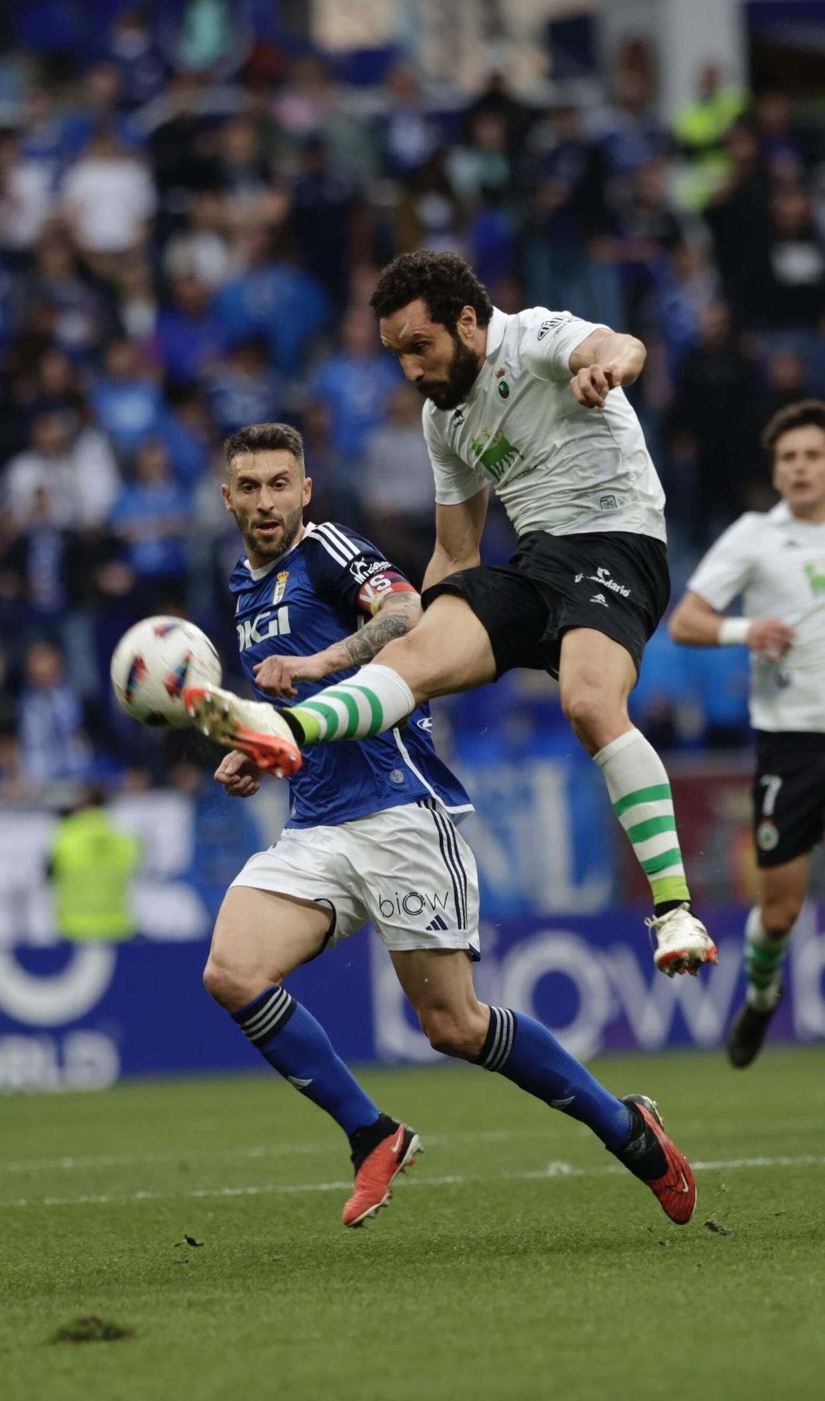 EN IMÁGENES: Partido y ambientazo del Real Oviedo-Racing de Santander disputado en el Tartiere